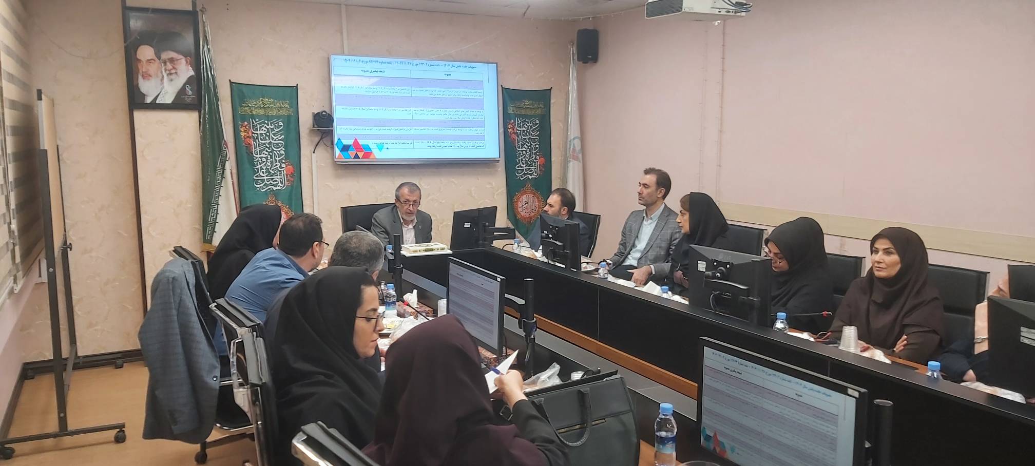 بررسی شاخص‌های عملکردی و پایش وضعیت خدمات بهداشتی و درمانی مرکز بهداشت غرب